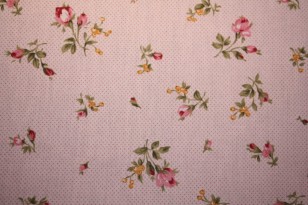 Tissu : petites fleurs sur fond rose pale